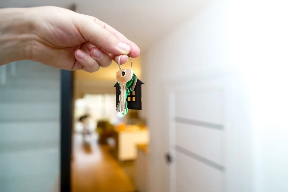 Hand holding a set of house keys, illustrative image of moving into a new rental home